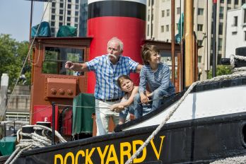 Opa met kleinkinderen in de museumhaven