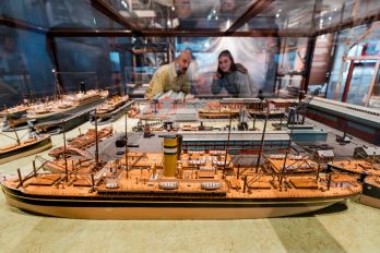 Zijaanzicht van bezoeker die langs een waterspeelzone loopt in Te Water, gefotografeerd door Marco de Swart.