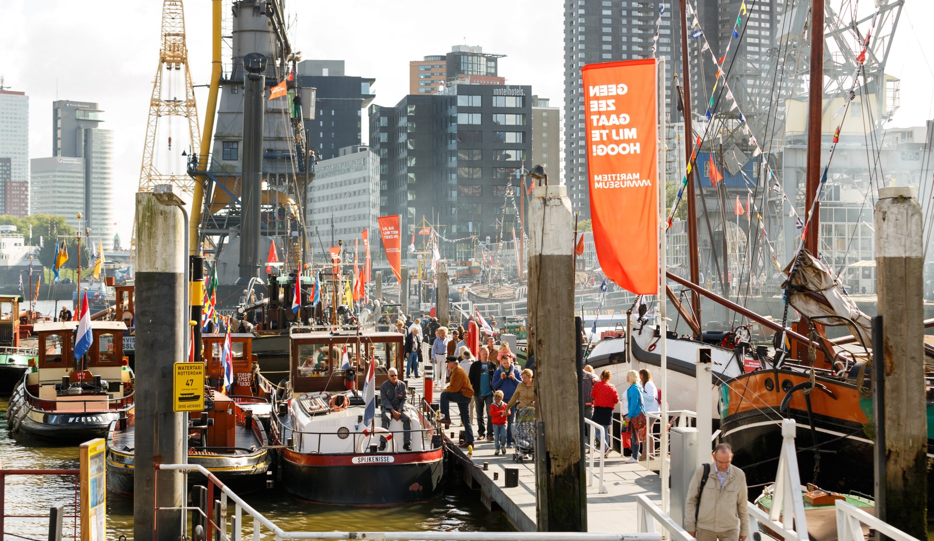 Een drukke museumhaven op een zomerse dag