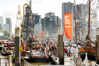 Een drukke museumhaven op een zomerse dag