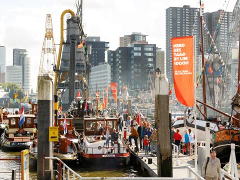 Een drukke museumhaven op een zomerse dag