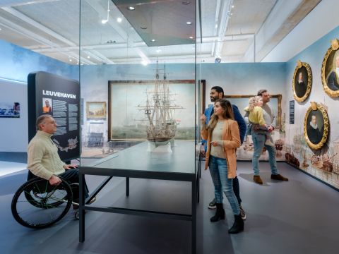 Bezoekers wandelen langs interactieve panelen en tentoonstellingsborden in de expo ‘Bestemming Havenstad’ van het Maritiem Museum Rotterdam, gefotografeerd door Marco de Swart.