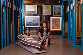 Bezoekers bekijken een maquette en informatiewanden in de tentoonstelling Verankerd in het Maritiem Museum Rotterdam, over religie aan boord van schepen.