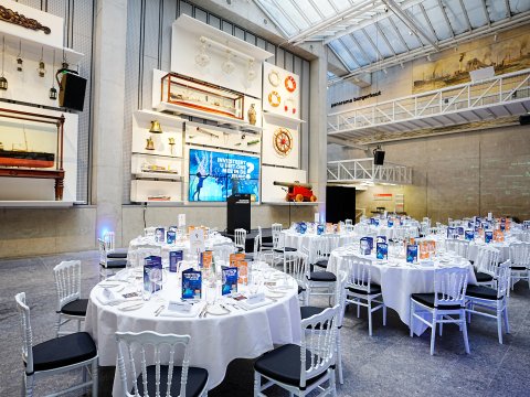 Dinersetting in de entreehal van het museum
