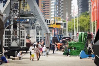 Bezoekers struinen langs de kade van de museumhaven