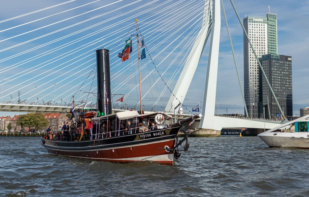 Rijnstoomsleper Pieter Boele op de Nieuwe Maas