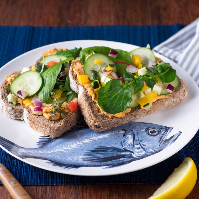 Voorbeeld catering: bord met gezond belegd brood
