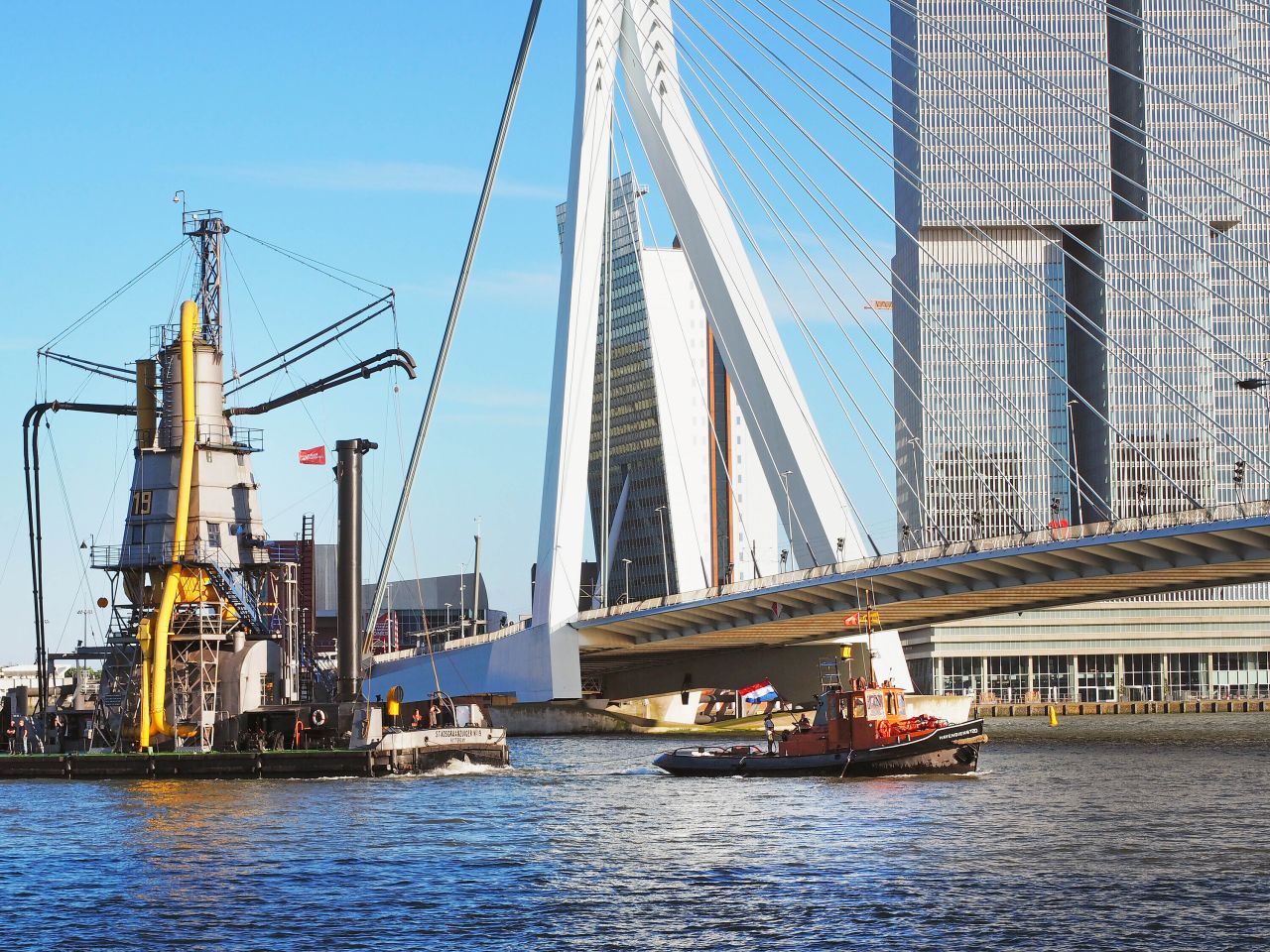 Graanzuiger wordt gesleept op de Nieuwe Maas
