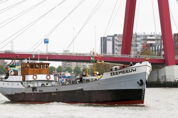 De coaster Zeemeeuw op de Nieuwe Maas