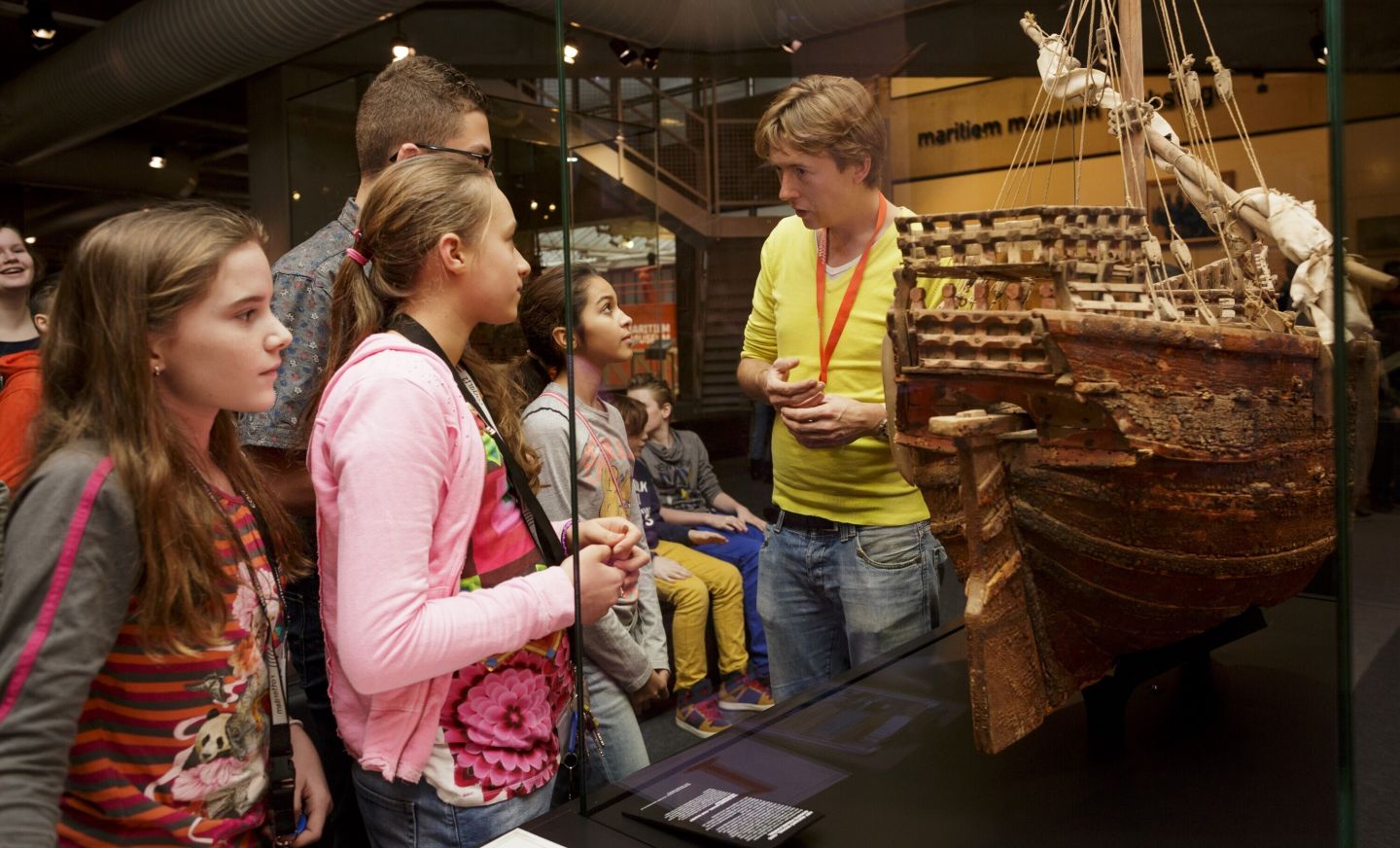 Leerlingen leren meer over de gouden eeuw, aan de hand van het scheepsmodel het Mataró-model.