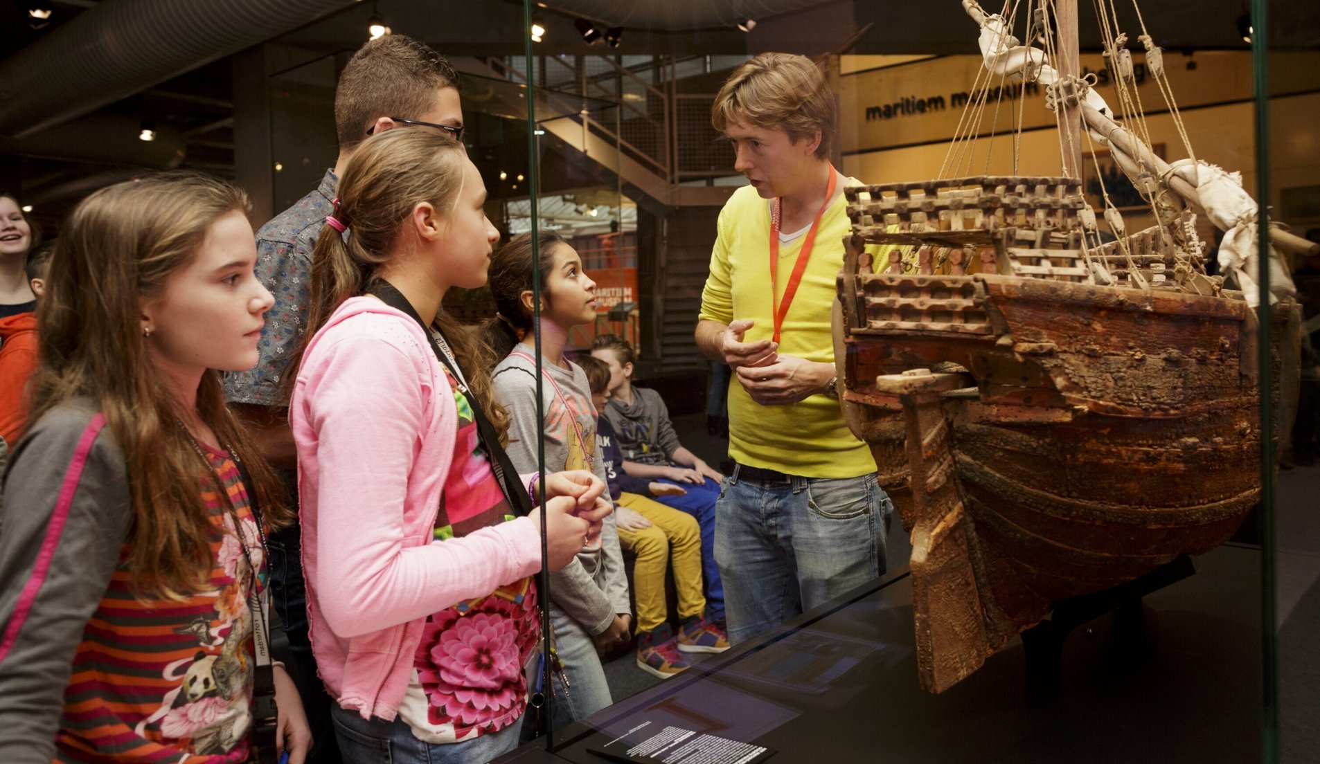 Leerlingen leren meer over de gouden eeuw, aan de hand van het scheepsmodel het Mataró-model.