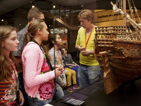 Leerlingen leren meer over de gouden eeuw, aan de hand van het scheepsmodel het Mataró-model.