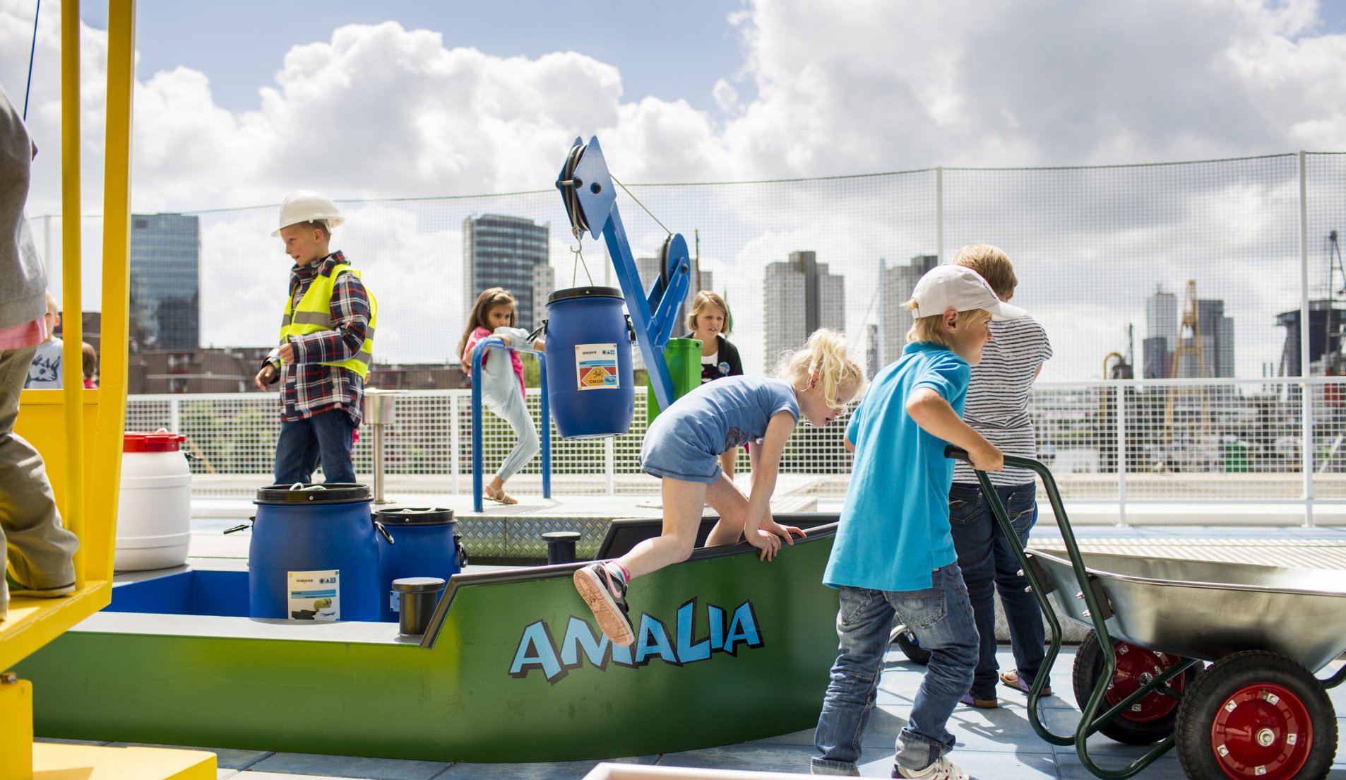 Kinderen spelen in de haven van Professor Plons