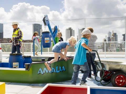 Kinderen spelen in de haven van Professor Plons
