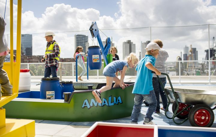 Kinderen spelen in de haven van Professor Plons
