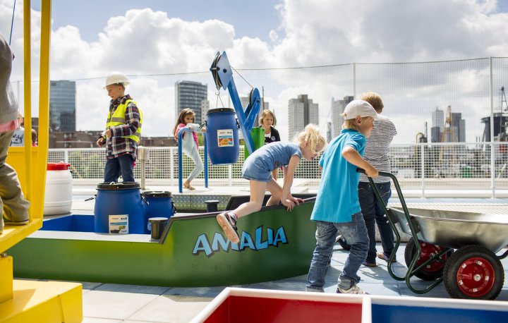Kinderen spelen in de haven van Professor Plons