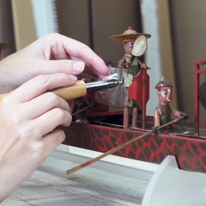 Restauratie van een model drakenboot voor de nieuwe tentoonstelling Bestemming Havenstad.