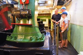 Bezoekers in de machinekamer van de Graanzuiger