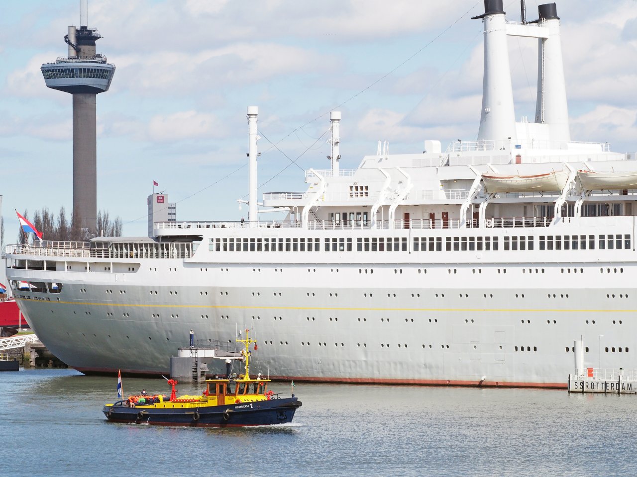 Havendienst 2 op de nieuwe Maas bij ss Rotterdam