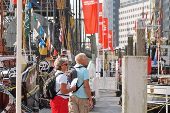 Bezoekers aan de museumsteiger