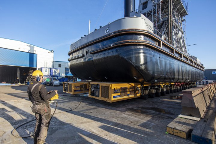 Te waterlating van de gerestaureerde graanzuiger op de werf in Franeker