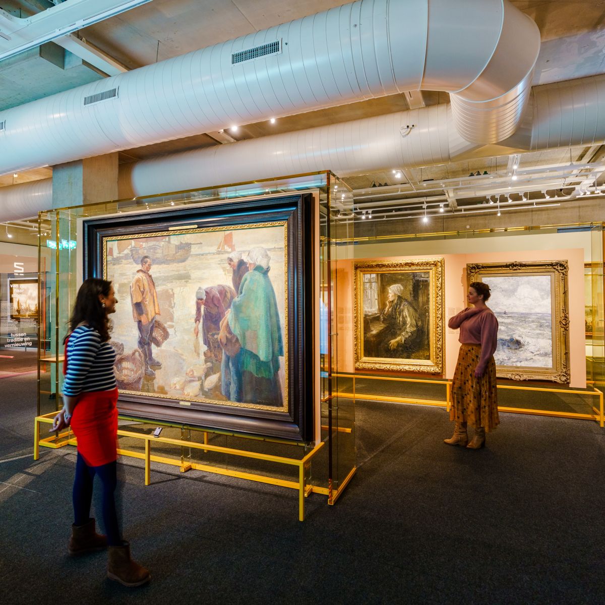Bezoekers bewonderen maritieme kunst in de tentoonstelling Maritieme Meesterwerken