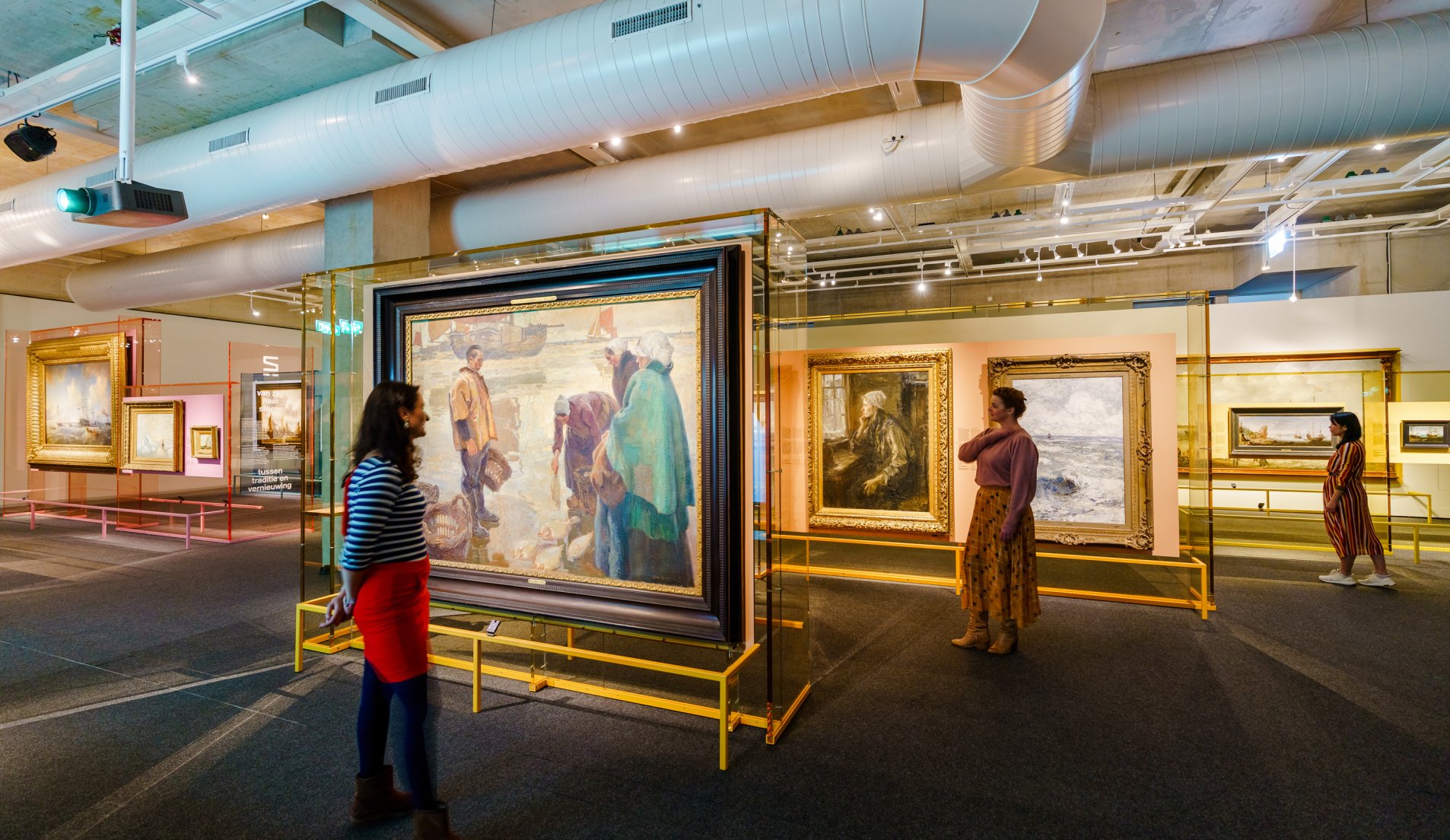 Bezoekers bewonderen maritieme kunst in de tentoonstelling Maritieme Meesterwerken