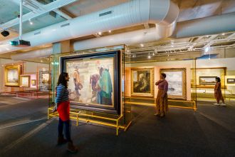Bezoekers bewonderen maritieme kunst in de tentoonstelling Maritieme Meesterwerken