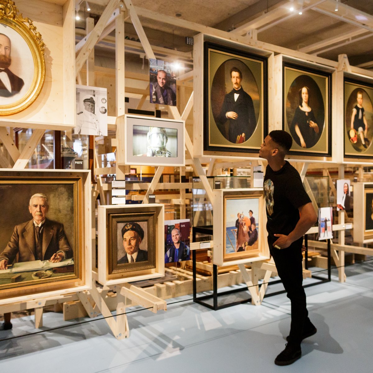 Bezoekers bekijkt schilderijen in de tentoonstelling De Haven