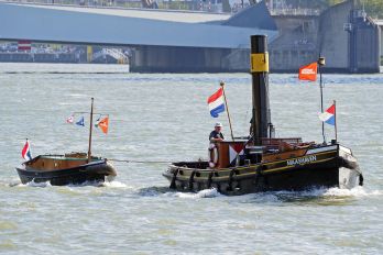 Sleepbootje Maashaven sleept opduwer V.I.O.S