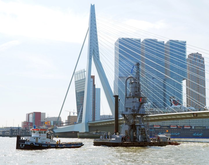 Gerestaureerde graanzuiger wordt gesleept bij de Erasmusbrug