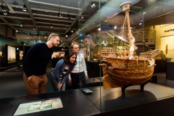 Bezoekers bewonderen het Mataró-model