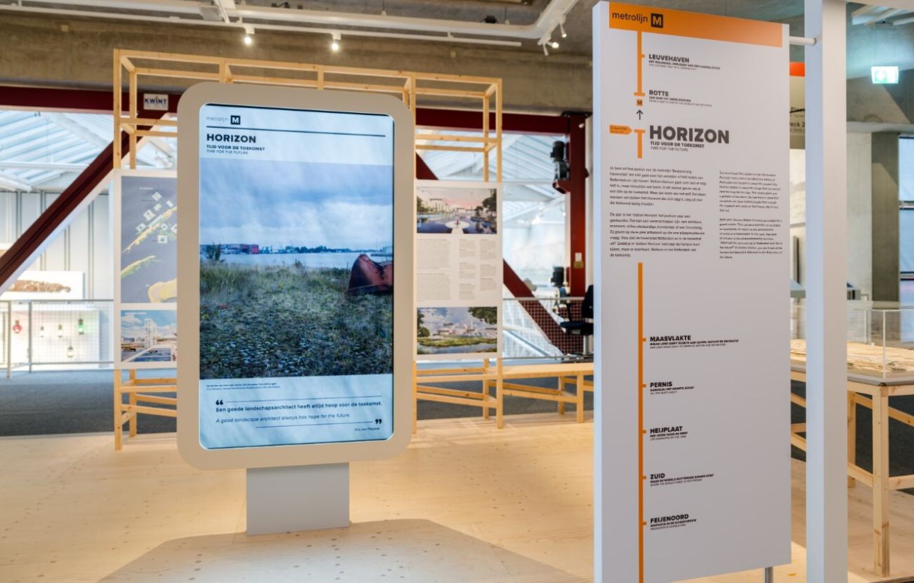 Uitzicht op Station Horizon in Heijplaat, een maritiem historisch station, gefotografeerd met helder blauwgrijze lucht boven het gebouw.