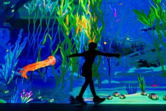 Bezoekers springen of dobberen in het water tijdens een openingsevenement (plons) in het Maritiem Museum Rotterdam, datum 21 oktober 2024.