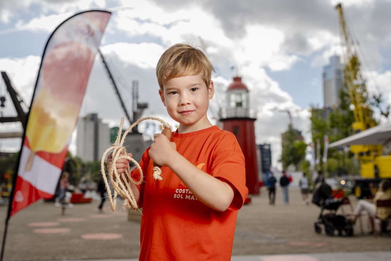 Samen met de touwslager je eigen touw slaan? Kom naar het Maritiem Museum in de herfstvakantie