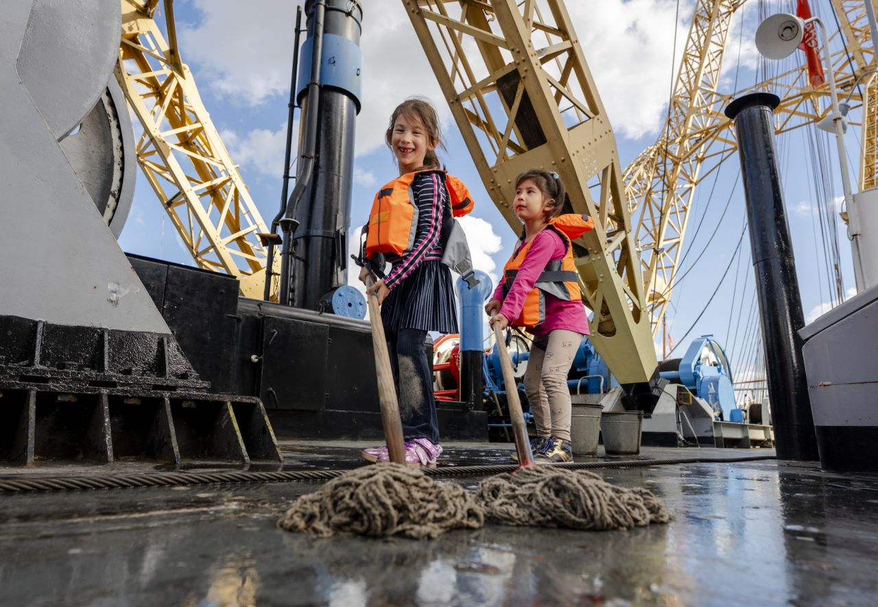Zwabber het dek op museumschip Simson tijdens de herfstvakantie