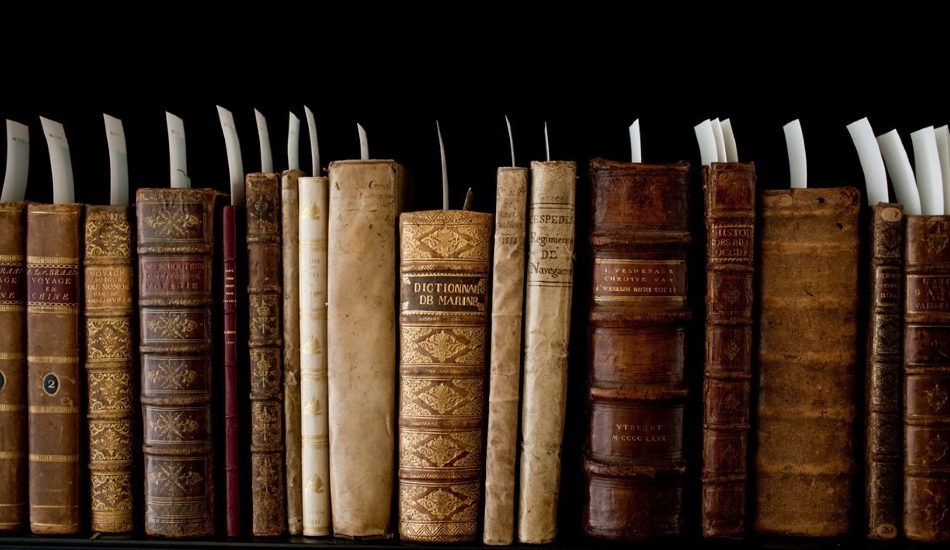 Boekenkast vol boeken met notitie's voor belangrijke passages in het boek.
