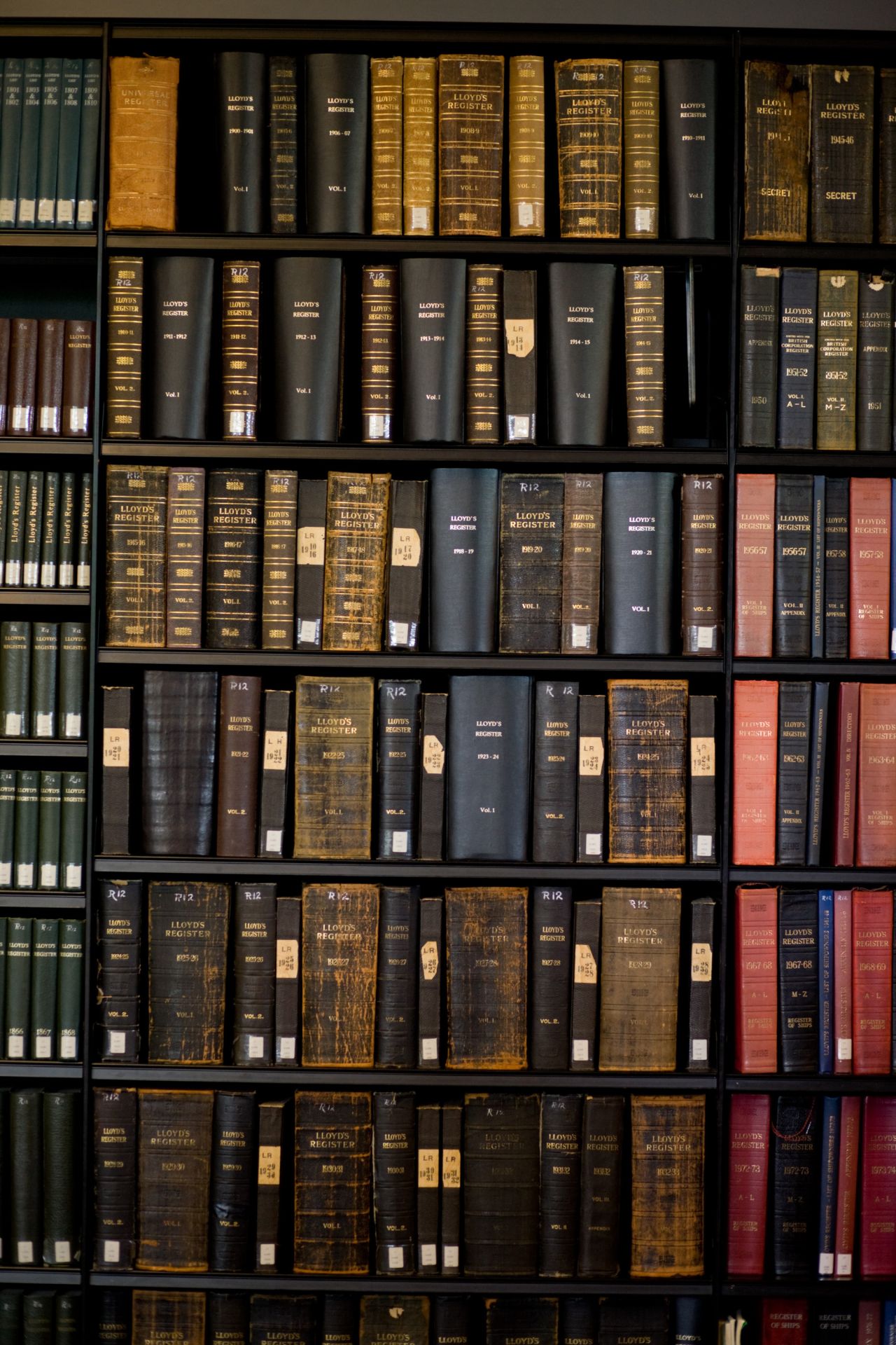 Boekenkast vol maritieme boeken in de bibliotheek van het Maritiem Museum.
