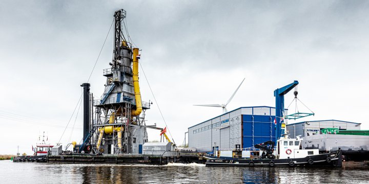 Aankomst graanzuiger bij werf in Franeker voor restauratie