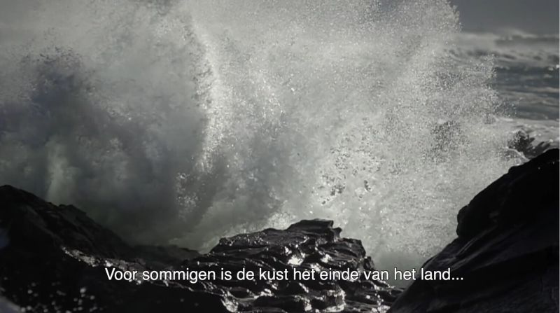Meterhoge golven langs de kust
