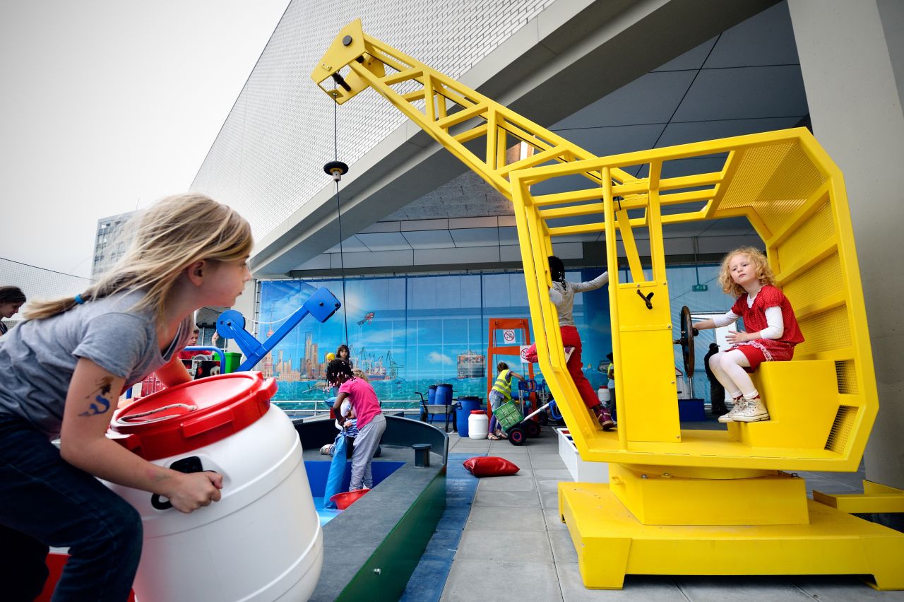 Kinderen spelen in de haven van Professor Plons.