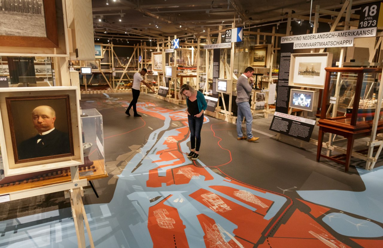 Bezoekers bewonderen de collectie in de tentoonstelling De Haven