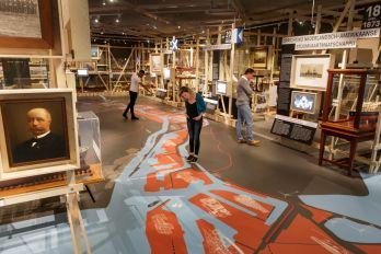 Bezoekers bewonderen de collectie in de tentoonstelling De Haven