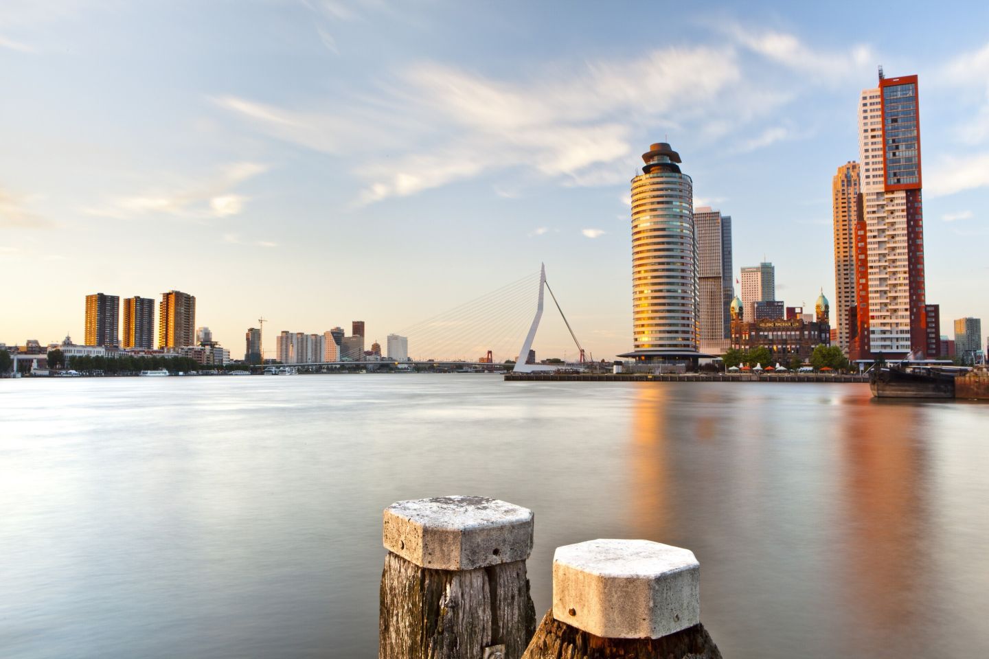Skyline van Rotterdam met op de voorgrond de Nieuwe Maas