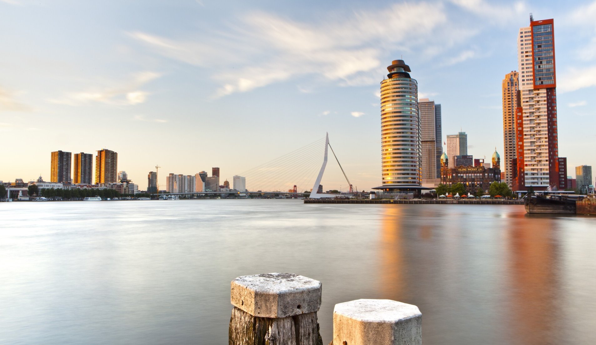 Skyline van Rotterdam met op de voorgrond de Nieuwe Maas
