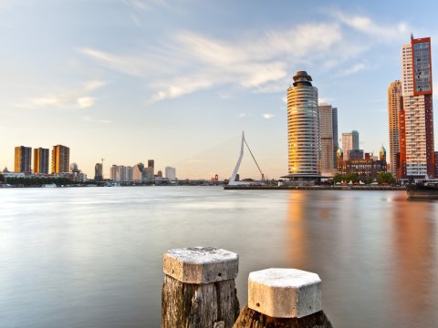 Skyline van Rotterdam met op de voorgrond de Nieuwe Maas
