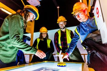 Bezoekers op zoek naar nieuwe energie in de Offshore Experience