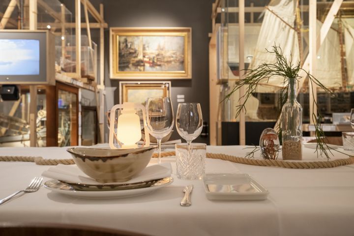 Gedekte tafel in de tentoonstelling De Haven