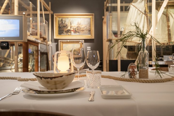 Gedekte tafel in de tentoonstelling De Haven