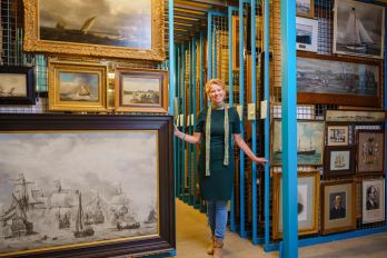 Onderzoeksopstelling of educatieve hoek in het Maritiem Museum Rotterdam, gefotografeerd door Irene en Marco de Swart, met tables, apparatuur en museumborden.